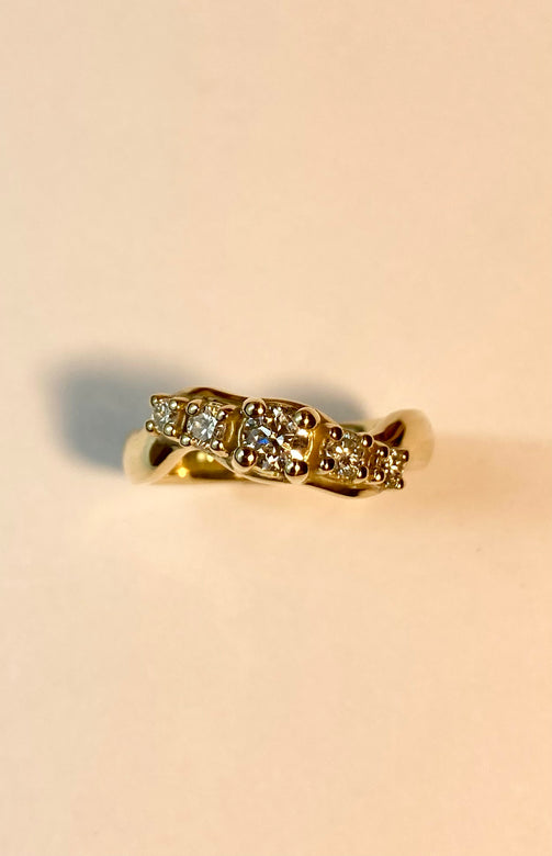 Solid 18ct Gold & 5 x Diamond Engagement Ring